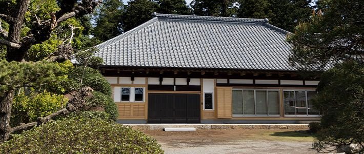 Casa tradicional japonesa versus casa moderna occidental
