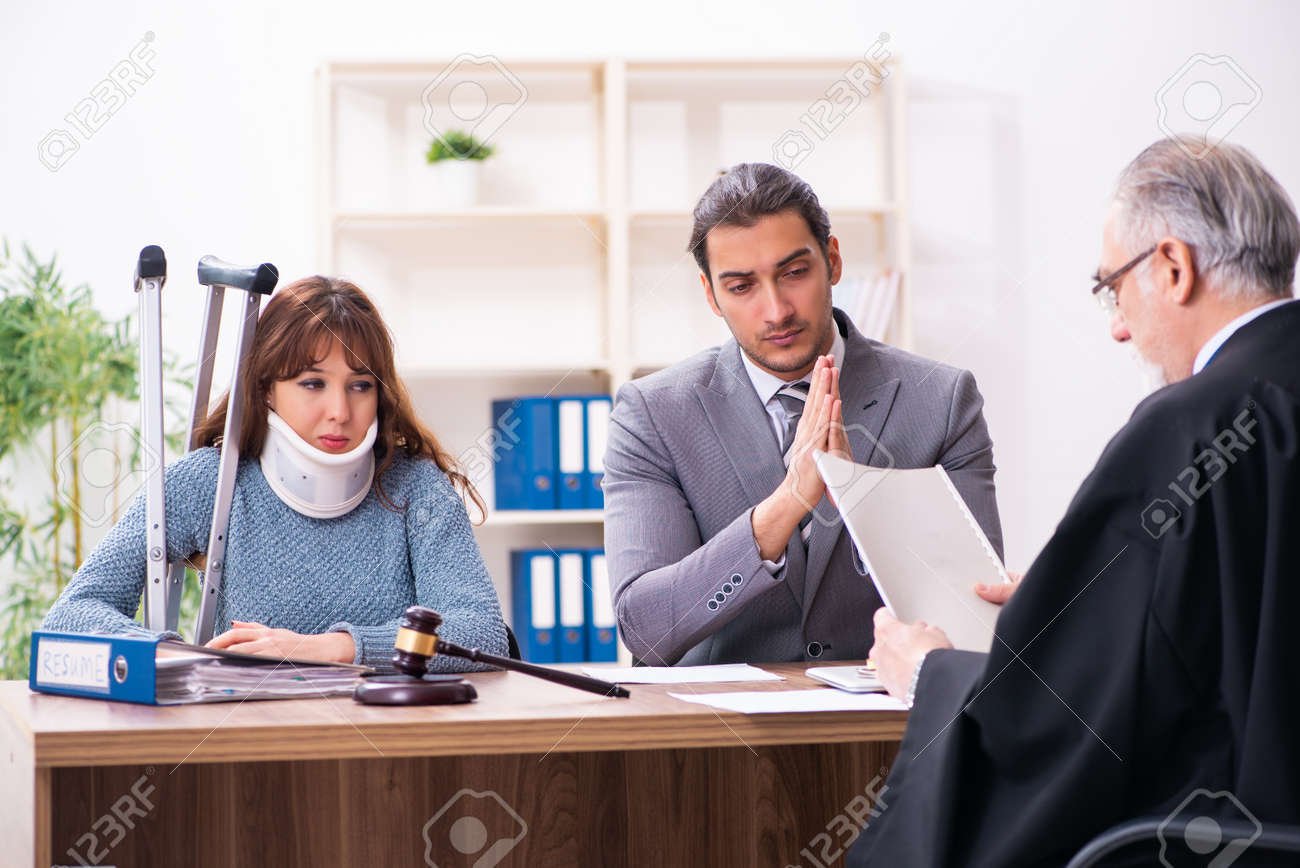 Mujer con muletas y abogado discutiendo