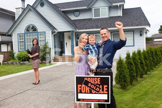 Familia feliz visitando casas en venta