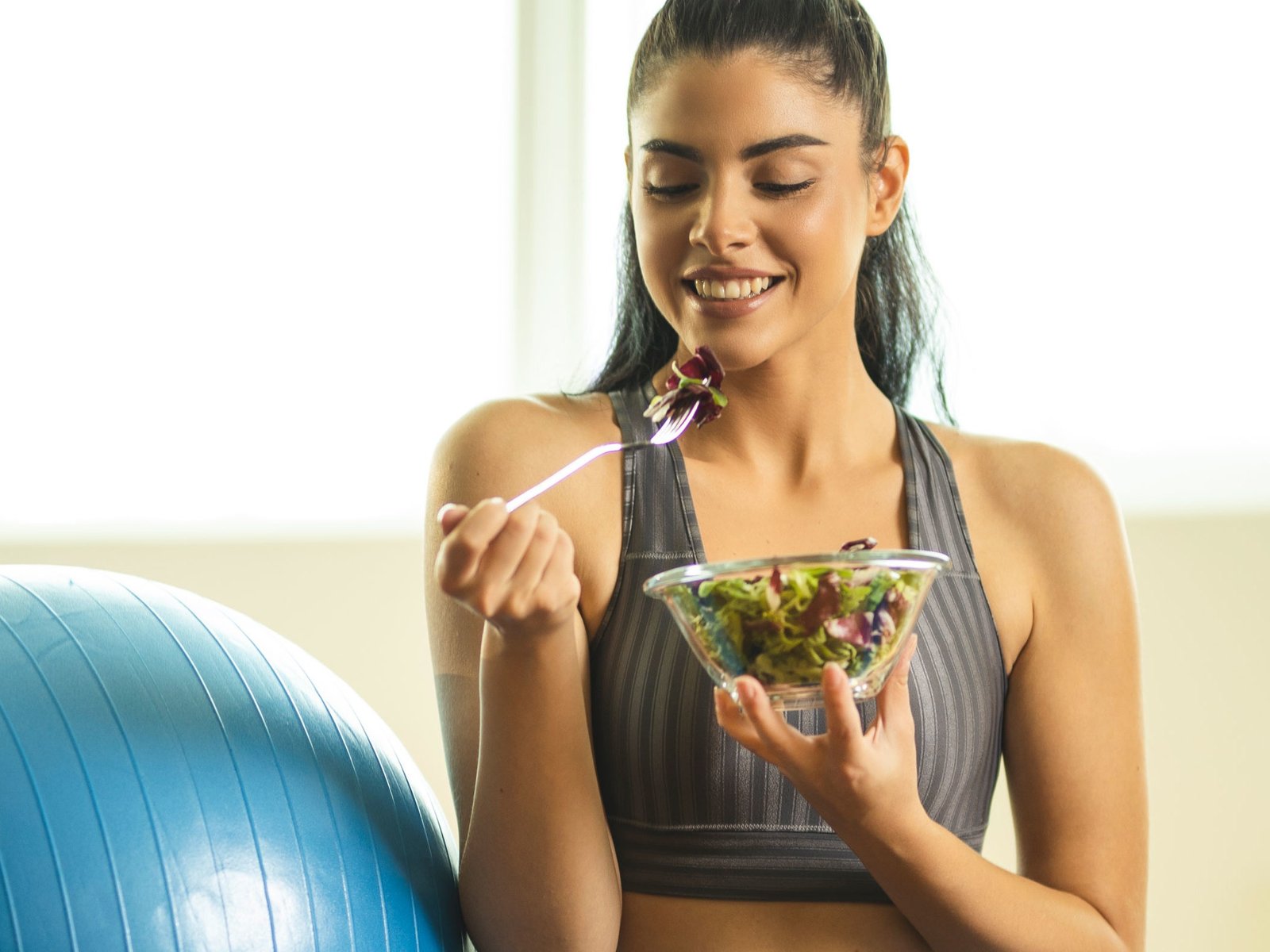 Mujer haciendo ejercicio y comiendo saludablemente