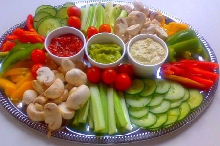 Frutas y verduras variadas en una mesa