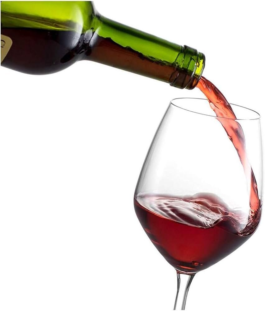 Botella de vino tinto con copa elegante
