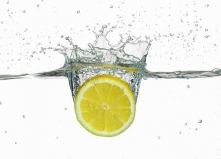 Limón cortado en agua en vaso