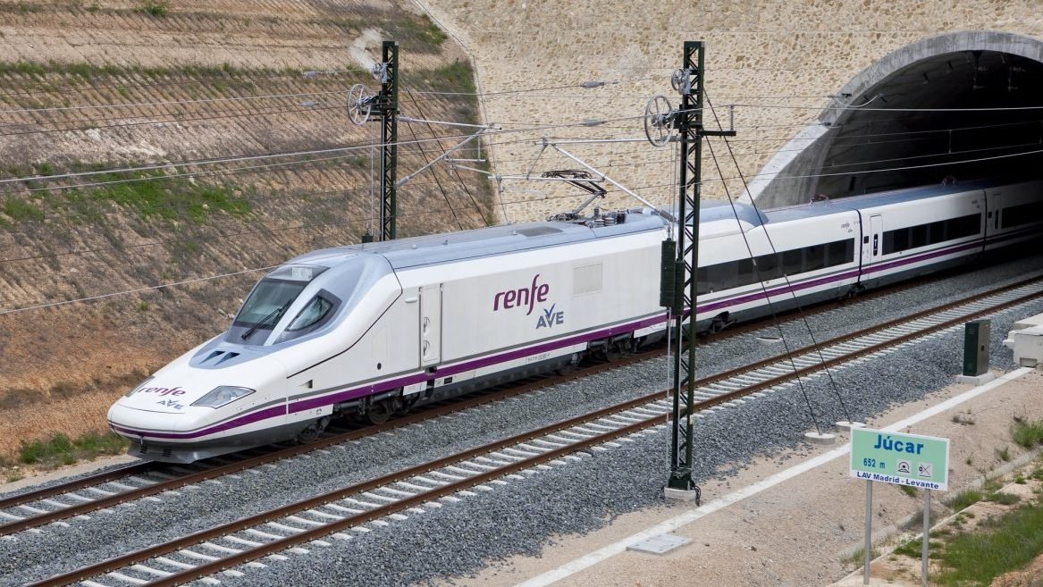 Tren de Renfe en movimiento por vías