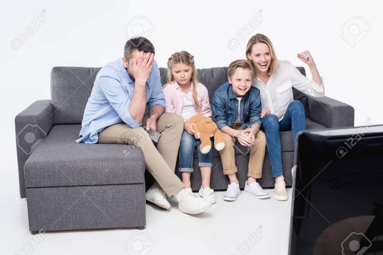 Familia viendo televisión juntos en el sofá