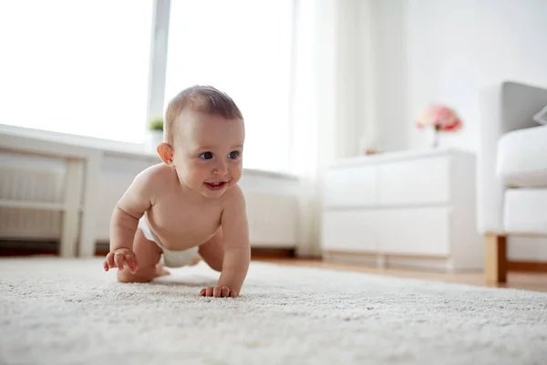 Bebé gateando feliz en el suelo
