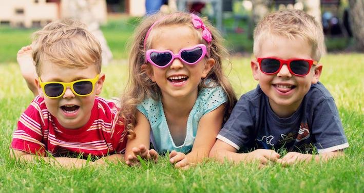 Niños felices usando gafas de sol