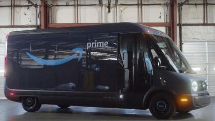 Camión de reparto de Amazon en acción