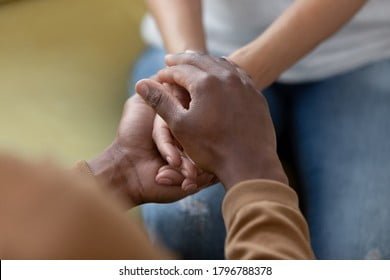 Persona extendiendo la mano en reconciliación