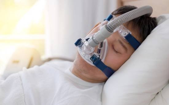 Cómo duerme una persona con apnea del sueño