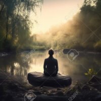 204650908-serenidad-tranquila-imagen-conceptual-de-una-persona-meditando-en-un-entorno-natural