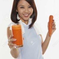22828262-mujer-sosteniendo-un-vaso-de-jugo-de-zanahoria