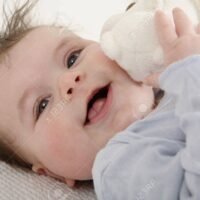 4110336-bebe-sonriendo-mientras-juega-con-sus-juguetes-blandos