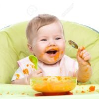 74567858-bebe-feliz-con-la-cuchara-se-sienta-en-silla-y-se-come-pure-de-zanahoria