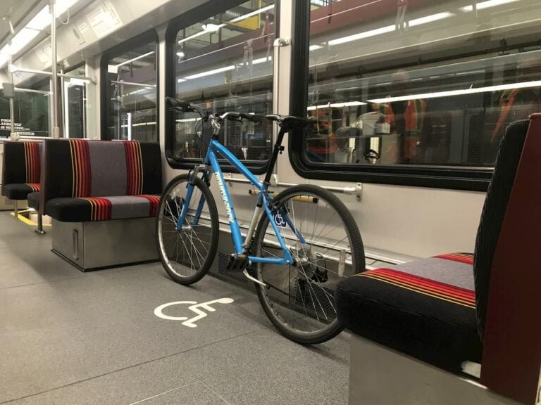 Qué días puedo subir mi bici al tren ligero