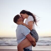 abrazo-romantico-al-atardecer-en-la-playa