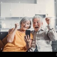 adulto-mayor-feliz-recibiendo-su-pension