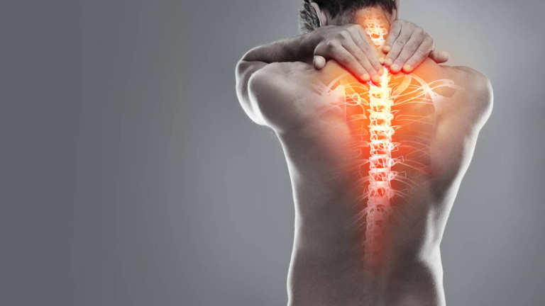 Qué puede causar un dolor fuerte en la parte alta de la espalda