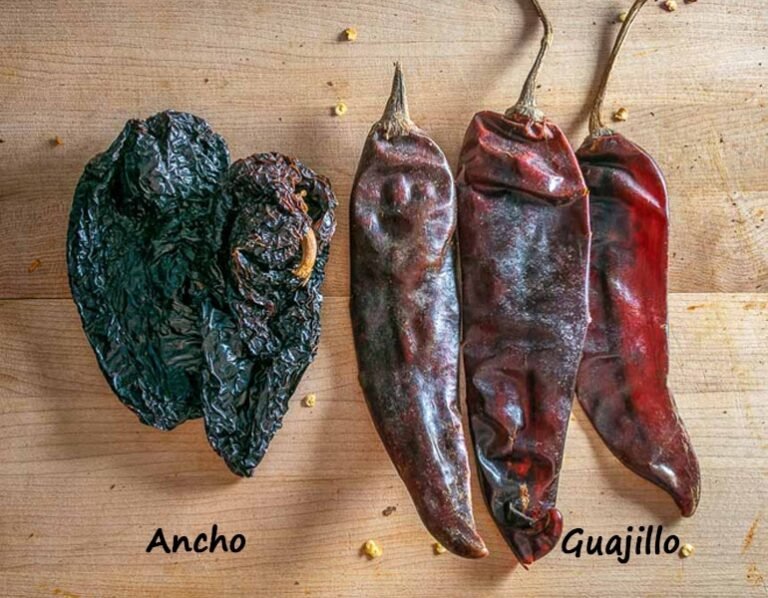 Cuál es la diferencia entre el chile guajillo y el chile ancho chiste