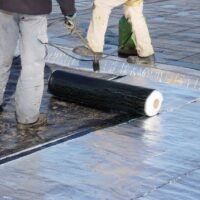 aplicando-membrana-asfaltica-en-el-techo