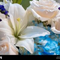 arreglo-floral-blanco-con-rosas-y-lirios