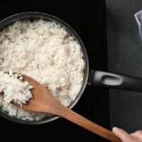 arroz-blanco-cocinandose-en-una-olla