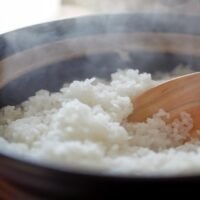 arroz-cocinandose-en-diferentes-metodos-culinarios