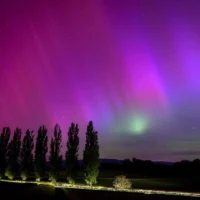 auroras-boreales-iluminando-el-cielo-nocturno