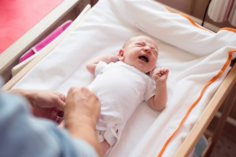 Qué causa la diarrea en bebés recién nacidos y cómo tratarla