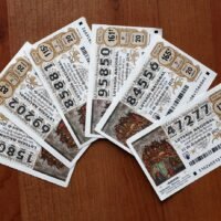 billetes-de-loteria-nacional-en-mesa