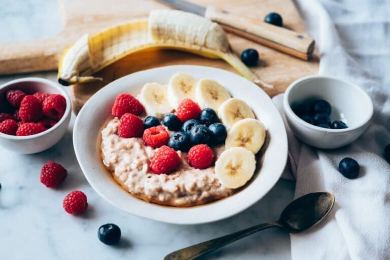 Cómo preparar desayunos saludables con avena y frutas