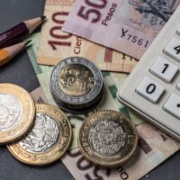 calculadora-y-billetes-de-dinero-mexicano