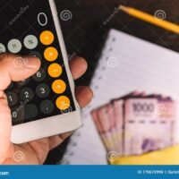 calculadora-y-billetes-mexicanos-sobre-una-mesa
