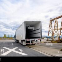 camionetas-de-carga-en-almacen-industrial