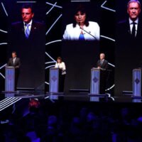 candidatos-debatiendo-en-escenario-presidencial