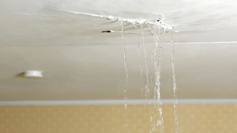 Por qué cae agua del techo del baño