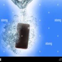 celular-cayendo-en-agua-con-splash