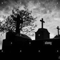 cementerio-o-cementerio-y-arbol-muerto-en-la-noche-con-cielo-oscuro-y-nubes-silueta-arbol-de-la-muerte-y-cementerio-concepto-funerario-tristeza-lamento-2bd0h2t