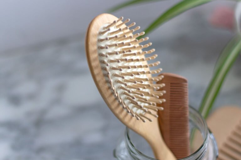 Cuáles son los beneficios de usar un cepillo de madera para cabello