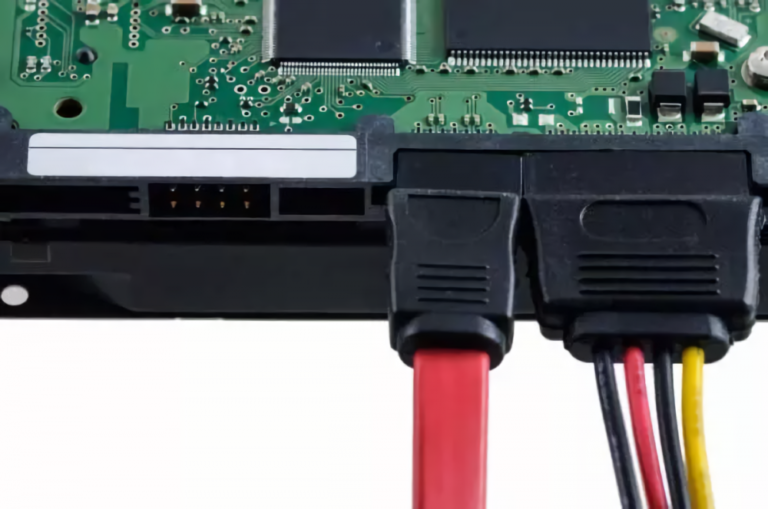 Cómo conectar un disco duro a una PC con un cable SATA