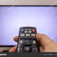 control-remoto-apuntando-a-tv-apagada