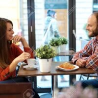 conversacion-entre-dos-personas-en-un-cafe