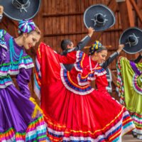 danza-folclorica-mexicana-en-celebracion-tradicional