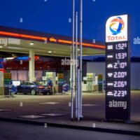 denkendorf-alemania-19-de-febrero-de-2022-pantalla-de-precios-frente-a-una-gasolinera-por-la-noche-precios-altos-y-caros-del-combustible-en-europa-total-2hp7jge