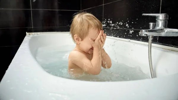 Qué pasa si baño a mi bebé con agua un poco fría