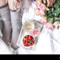 desayuno-en-la-cama-con-flores-frescas
