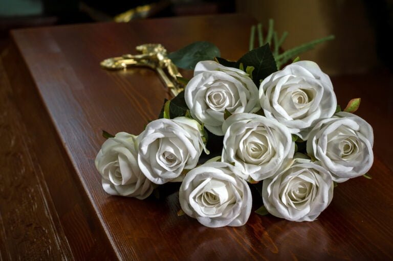 Descubre las flores más adecuadas para expresar tus condolencias: ¿Cuáles son las flores de luto?