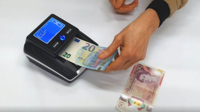Cómo funciona una máquina para detectar billetes falsos
