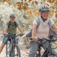 dos-ancianos-felices-disfrutando-andando-bicicleta-juntos-estar-forma-saludables-al-aire-libre-personas-mayores-activas-divirtiendose-entrenando-naturaleza_818346-577