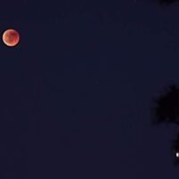 eclipse-lunar-en-noche-estrellada-impresionante